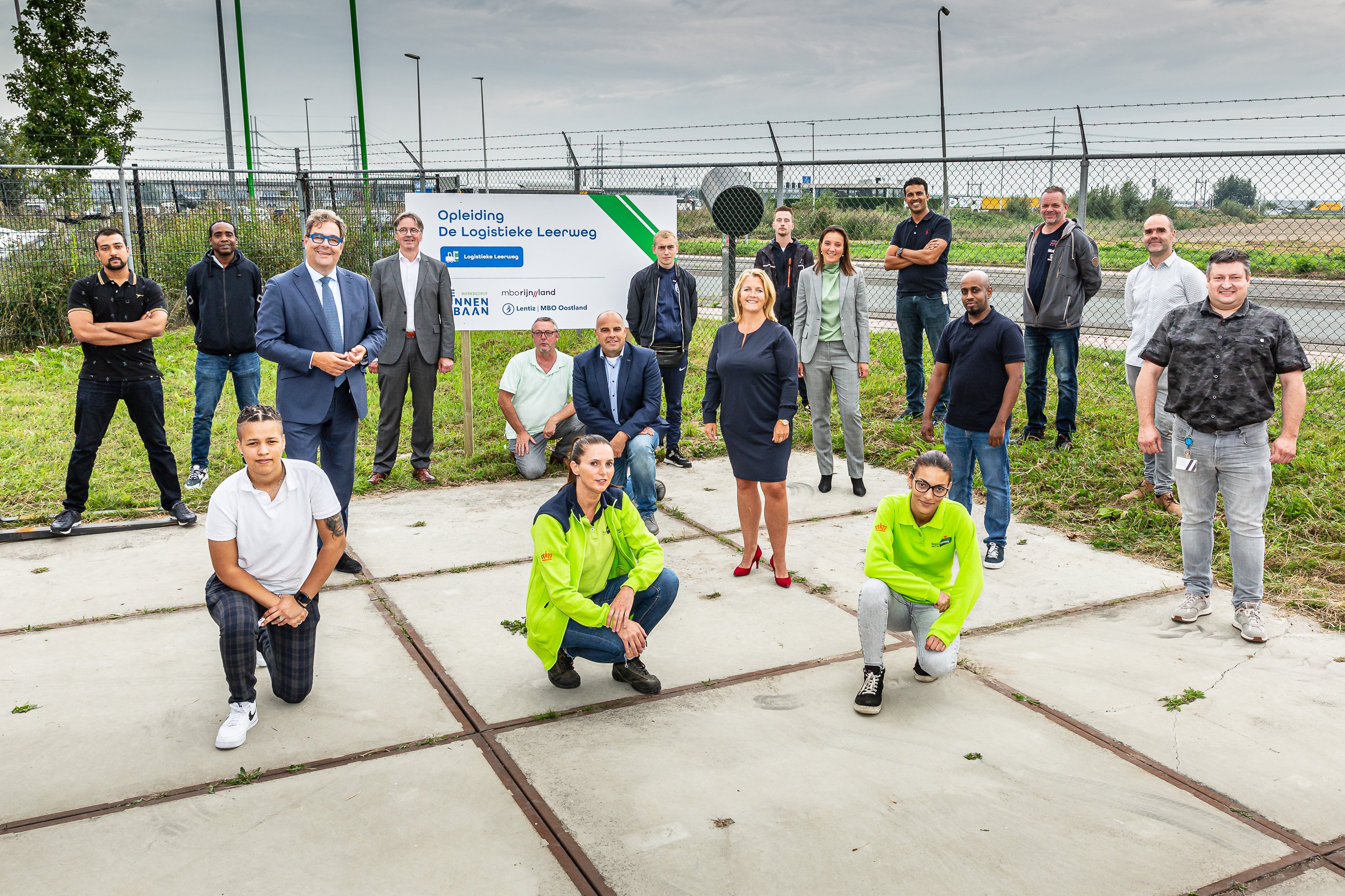 Groep deelnemers en begeleiders van de logistieke leerweg bij De Binnenbaan, een praktijkgerichte opleiding in de logistiek.